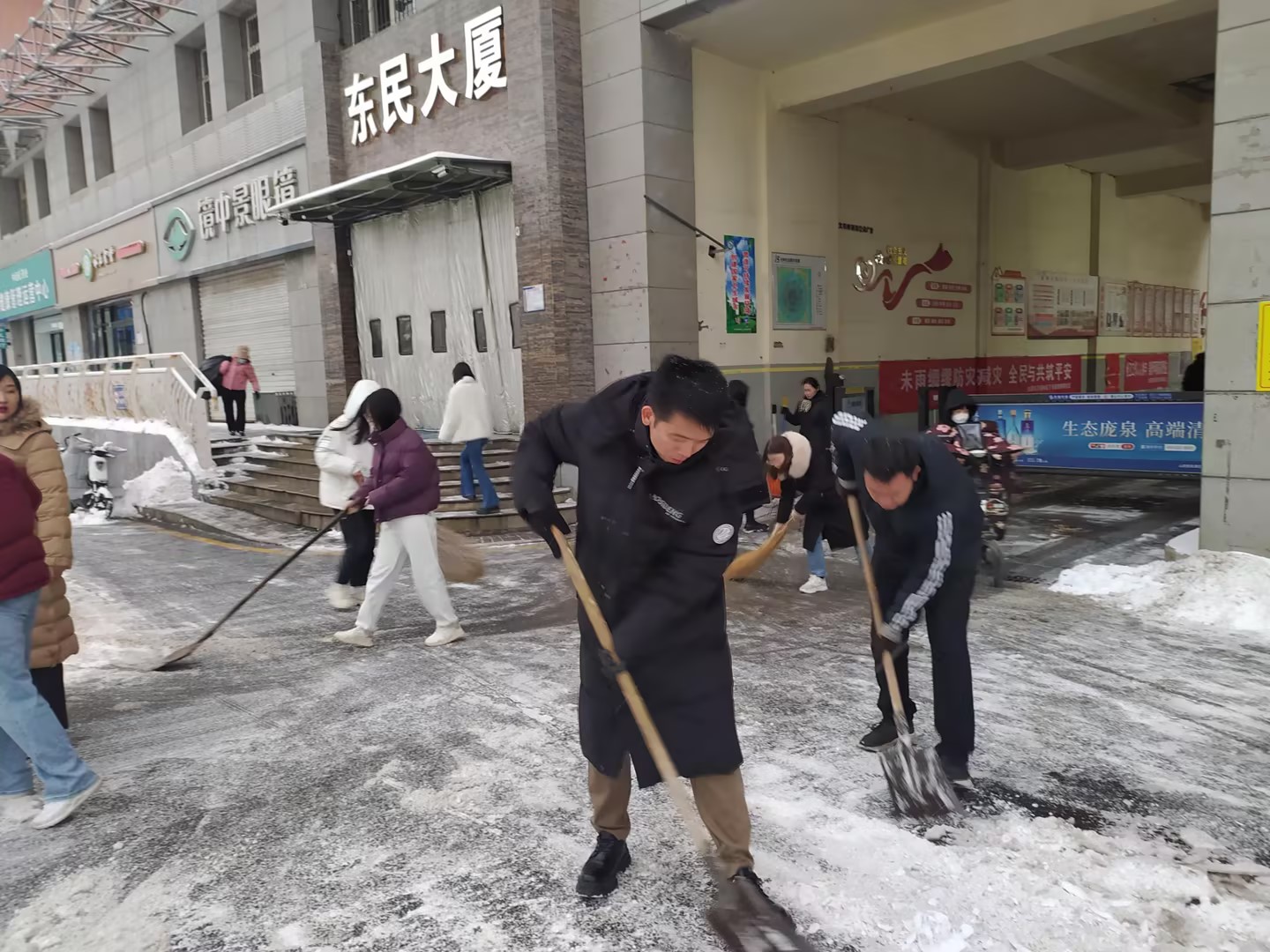 情暖冬日 扫雪护行——山西易学科技专修学院开展扫雪铲冰活动